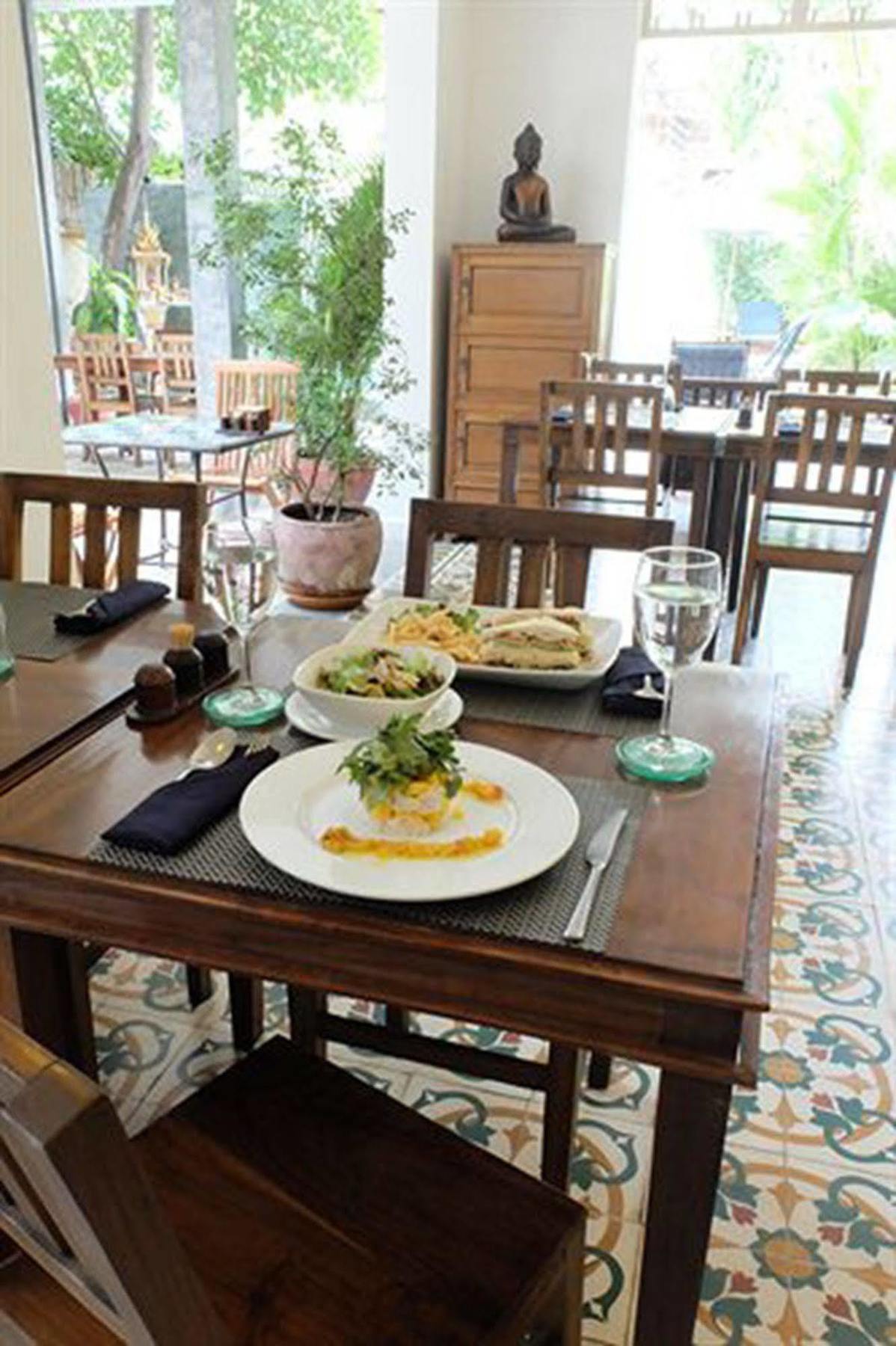 The Sangkum Hotel Phnom Penh Exteriör bild